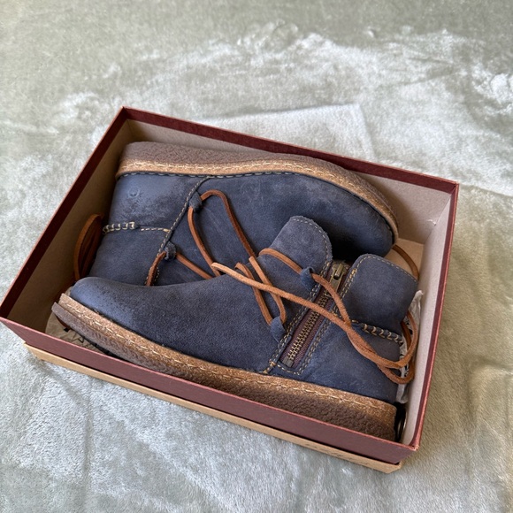 Born Navy Blue Suede Booties Size 8 - Picture 11 of 12